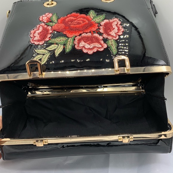 Beautiful black and red purse - Picture 3 of 4